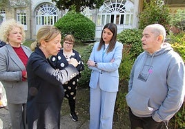 La diputada general Eider Mendoza y la diputada foral Maite Peña departiendo con los internos Andoni Arrieta e Inma Basail en presencia de la directora-gerente de San Juan de Dios Gipuzkoa Arantxa Picón.