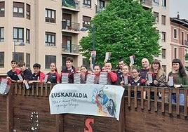 Hibaikako arraunlariak Mazizior eta Etxeberriarekin batera, hiztegia aurkezteko ekitaldian.