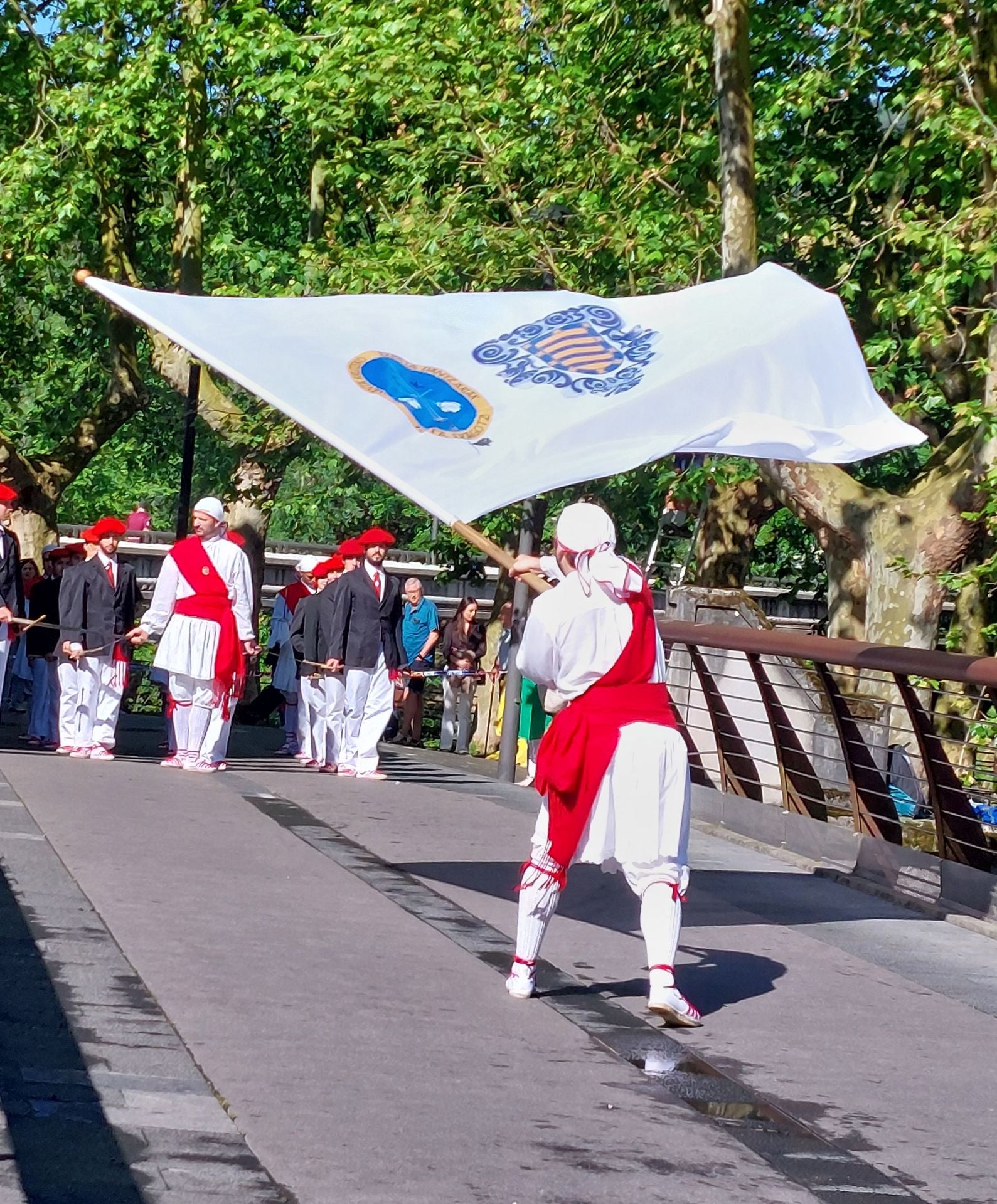 Jendetza bildu da Santa Krutz Egunean