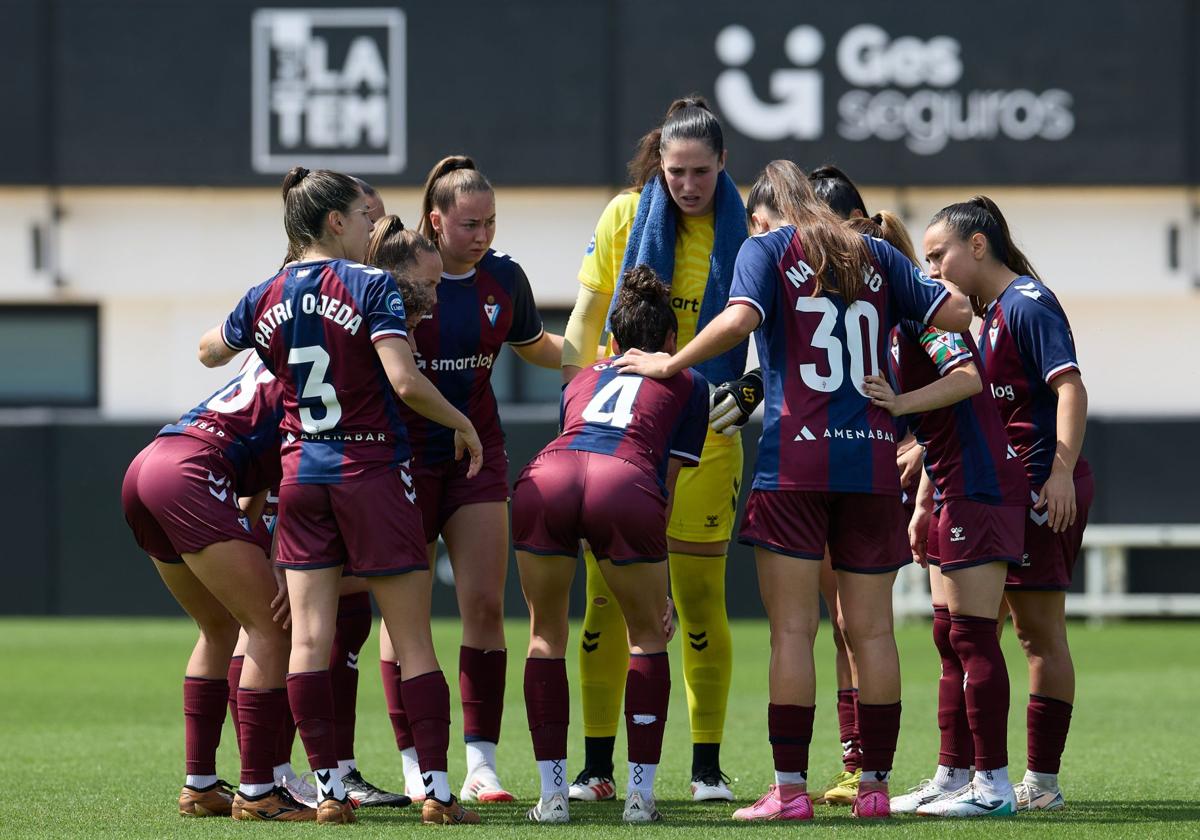 Las jugadoras armeras haciendo piña en el terreno de juego.