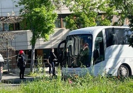 Agentes de la Ertzaintza detienen un autobús de seguidores radicales del Atlético de Madrid en Vitoria.