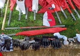 Material y objetos peligrosos incautados por la Ertaintza a ultras del Atlético de Madrid en Vitoria.