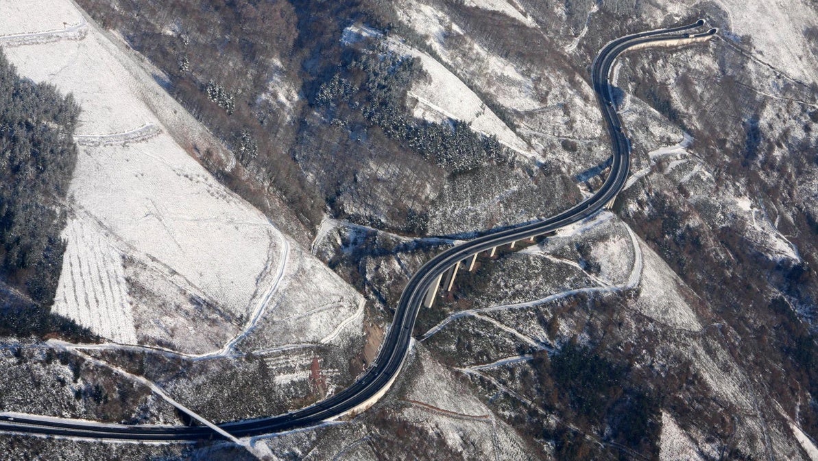 Imagen aérea de la Autovía de Leitzaran, que permite comprobar la sinuosidad de la vía, que discurre a media altura de la montaña.