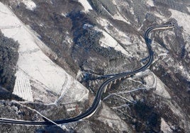 Imagen aérea de la Autovía de Leitzaran, que permite comprobar la sinuosidad de la vía, que discurre a media altura de la montaña.
