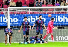 Los jugadores del Eibar se lamentan tras encajar el gol de Panichelli el sábado en el minuto 90.