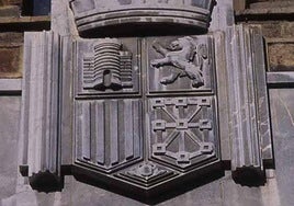 Durante toda la época franquista y aún hoy, preside la fachada del cuartel el escudo de la II República.