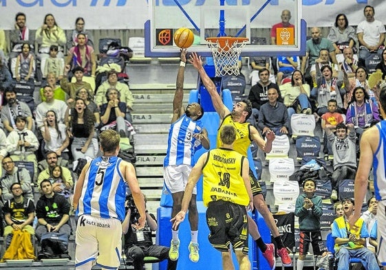 Daishon Smith dio con esta canasta a aro pasado el triunfo al GBC en Santiago.