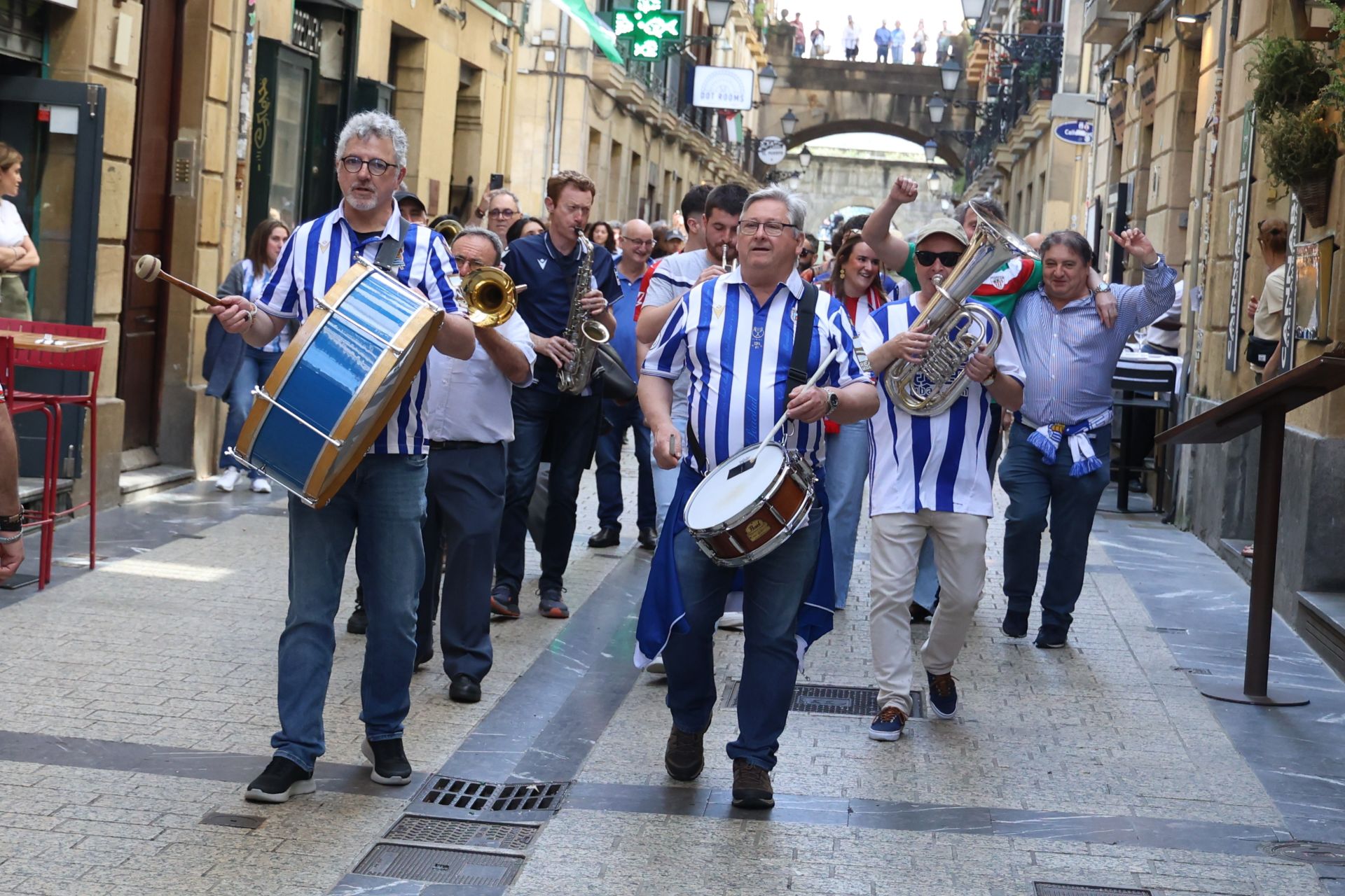 El derbi ya calienta motores en las calles de Donostia