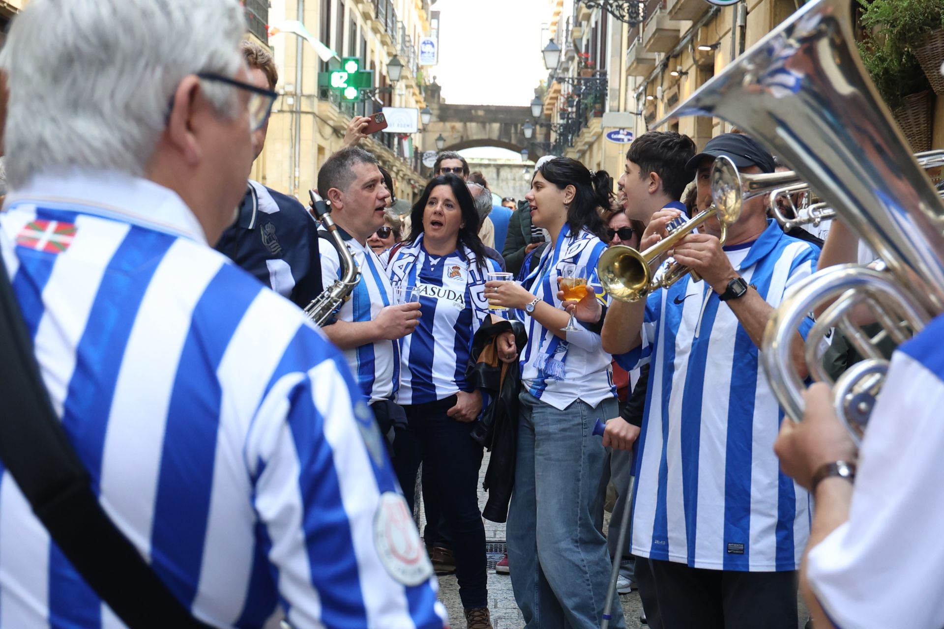 El derbi ya calienta motores en las calles de Donostia