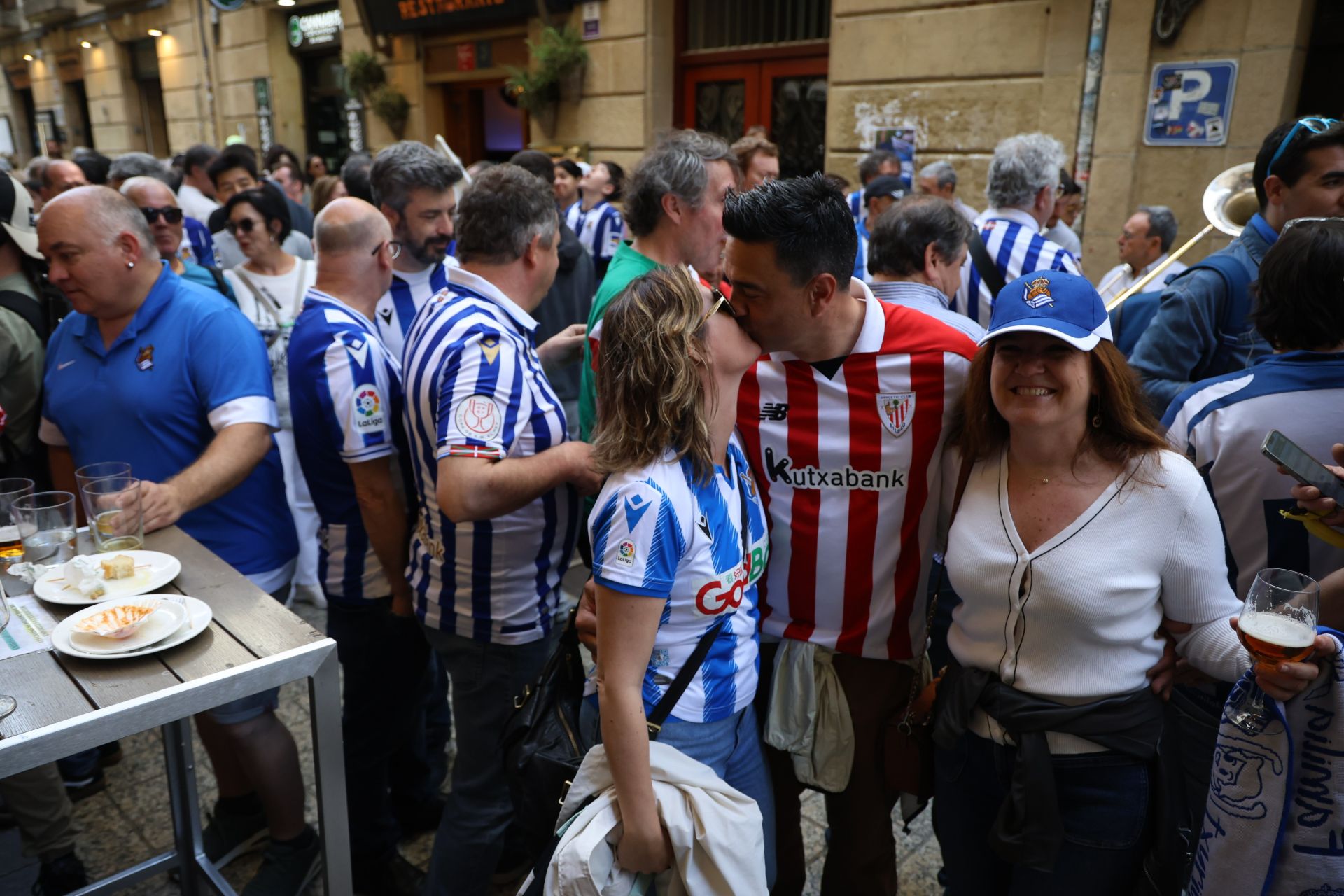 El derbi ya calienta motores en las calles de Donostia