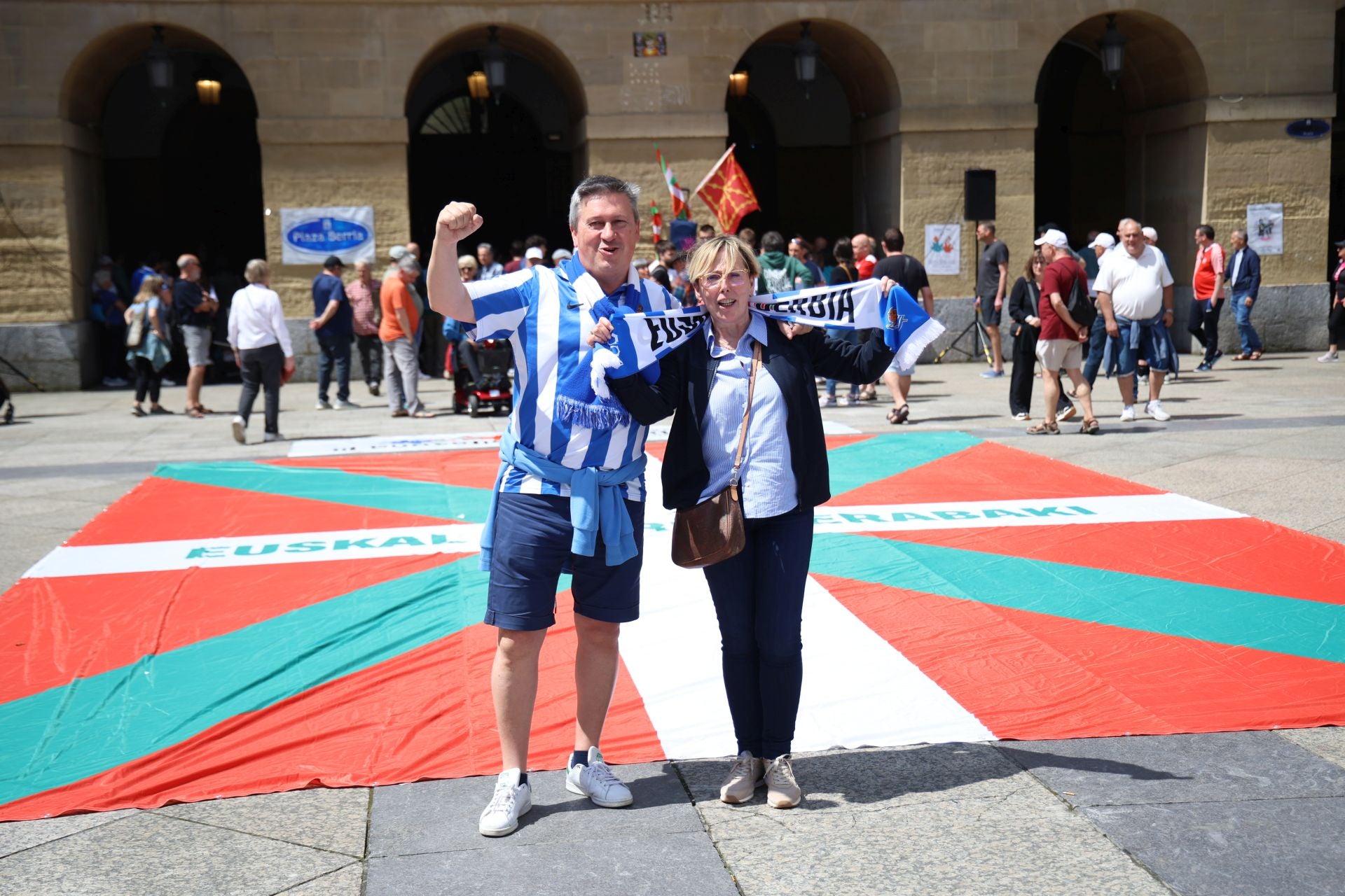 El derbi ya calienta motores en las calles de Donostia
