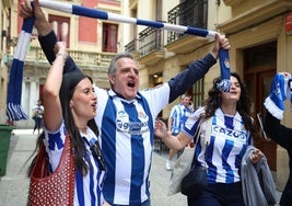 Aficionados de la Real, de cánticos en la Parte Vieja de Donostia.