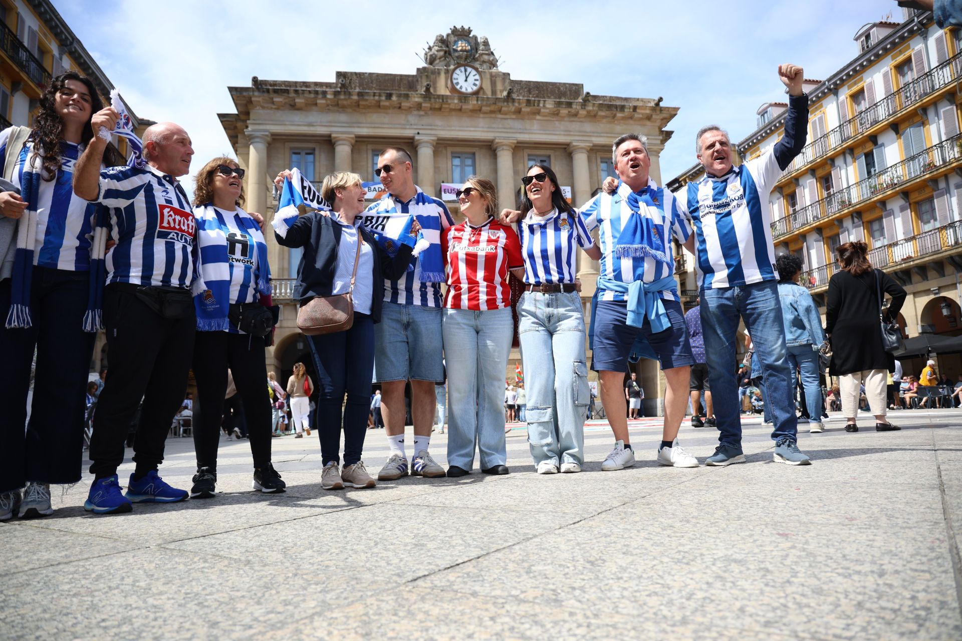 El derbi ya calienta motores en las calles de Donostia