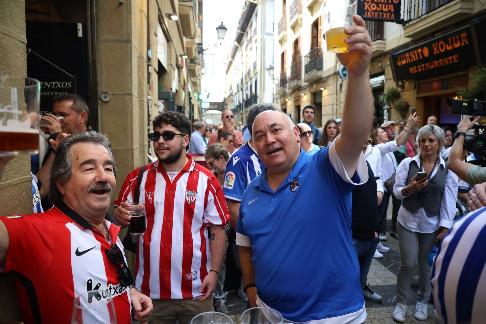 El derbi ya calienta motores en las calles de Donostia