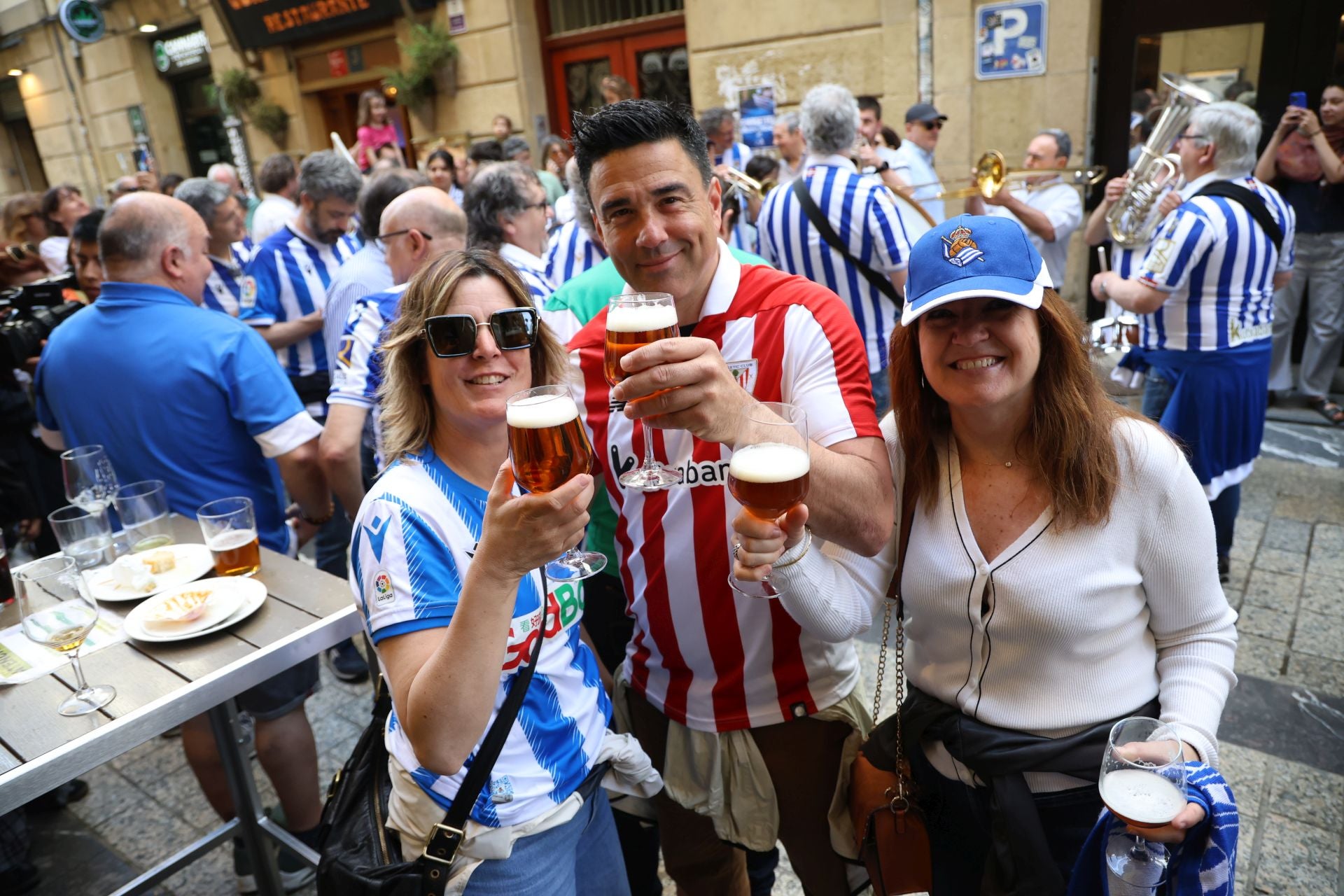 El derbi ya calienta motores en las calles de Donostia