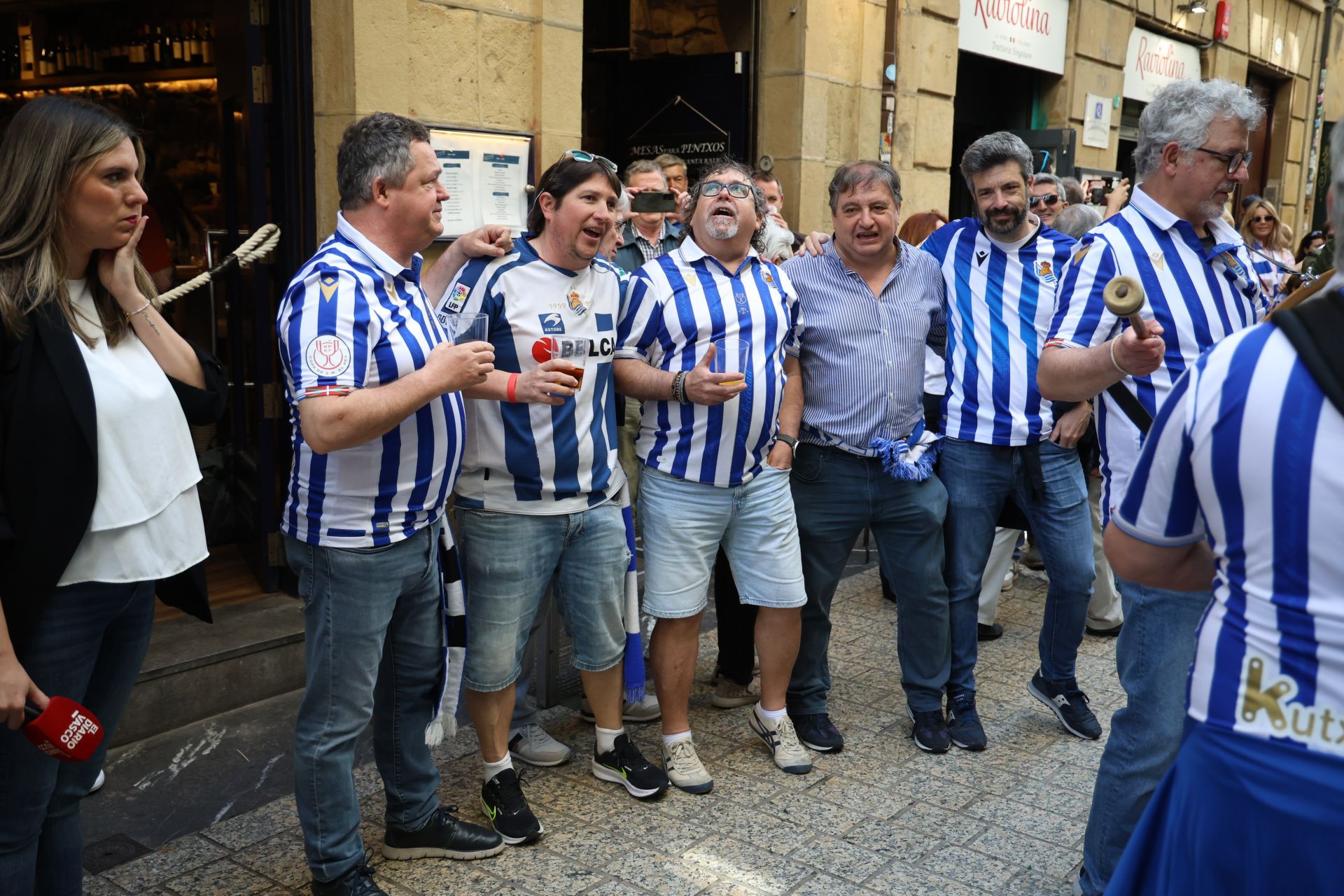 El derbi ya calienta motores en las calles de Donostia