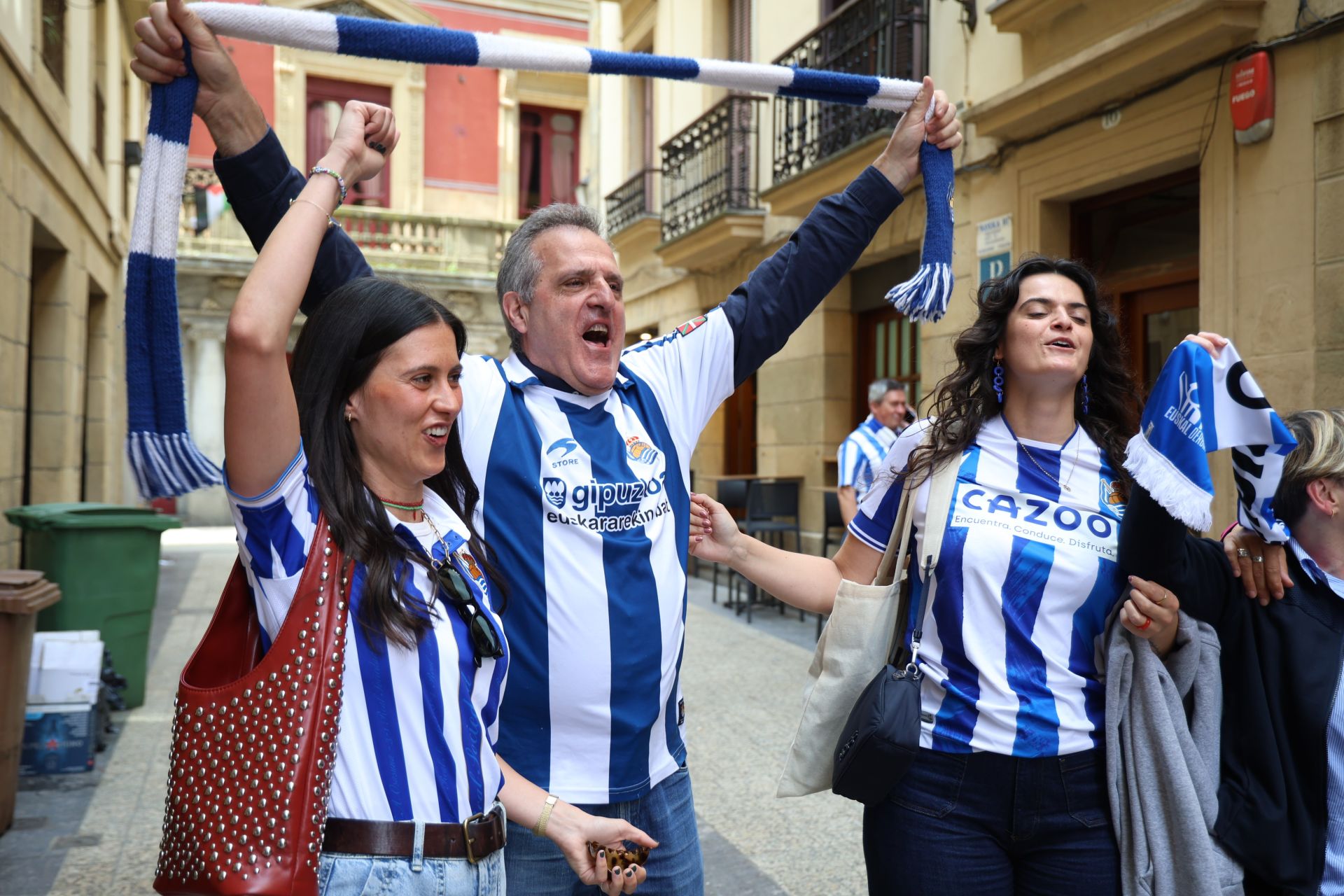 El derbi ya calienta motores en las calles de Donostia