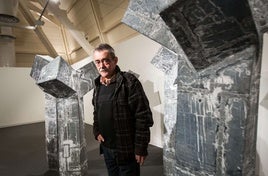 Iñaki Olazabal en una imagen de 2012, en la inauguración de su muestra 'Signos' en el Koldo Mitxelena.