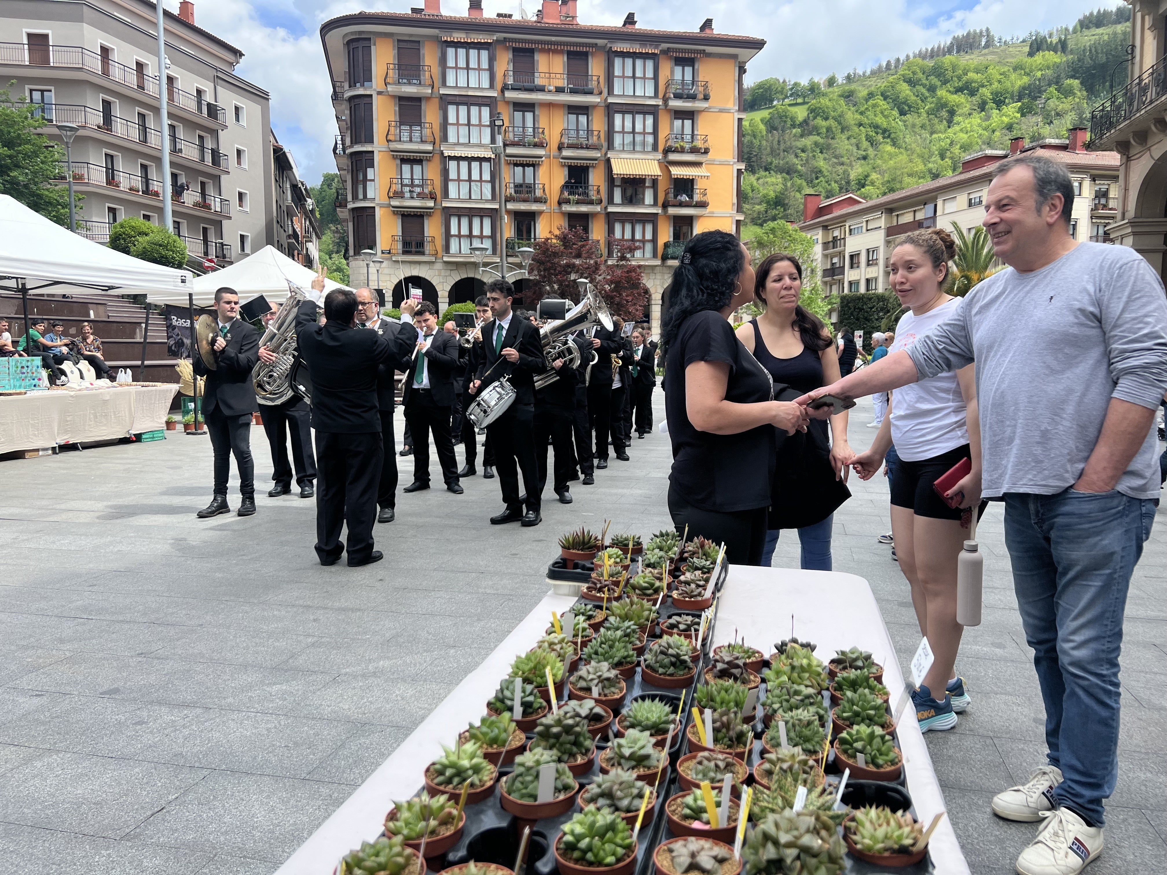 Flores y plantas, el regalo perfecto para el día de la madre en Urretxu