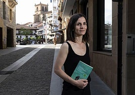 Karmele Mitxelena Oiartzungo kaleetan, liburua eskuan duela.