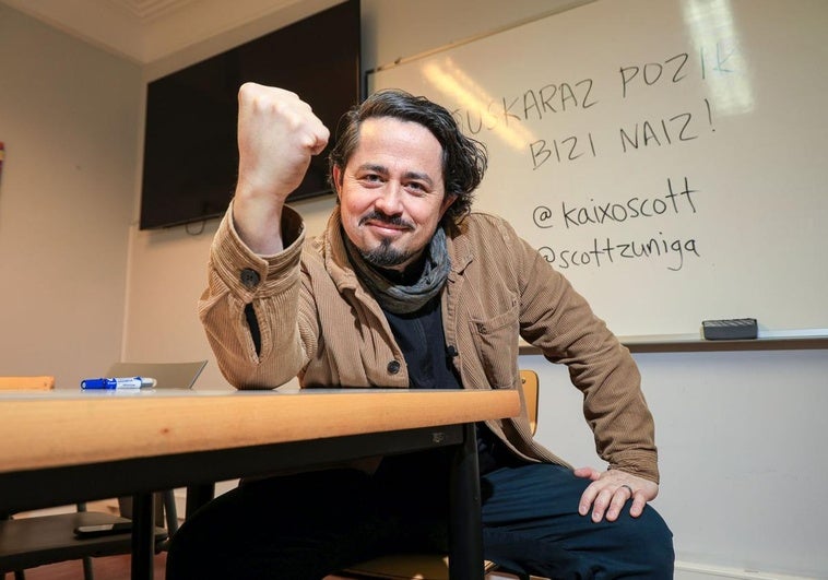 Scott Zuñiga, en la clase del euskaltegi donde aprende nuestro idioma.