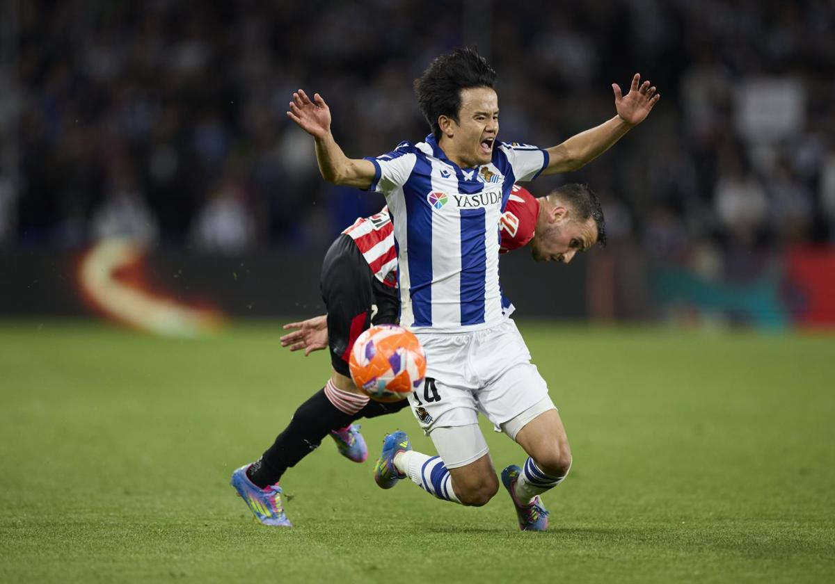 Take Kubo es derribado por Berengue en un lance del derbi de Anoeta