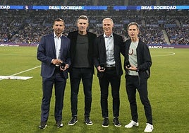 Los cuatro homenajeados con el once inicial de la Real.