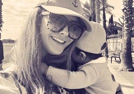 Rebeca Labara con su hijo en la fotorafía que ha compartido con sus seguidores.
