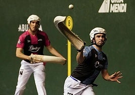 Aldabe remata ante la mirada de Urriza.