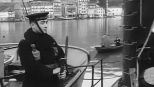 Imagen antes - Sabin Lersundi en 1959 de guardia en el submarino y a día de hoy en el lugar aproximado del amarre.