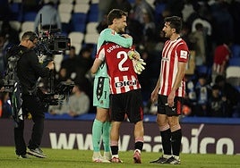 Remiro abraza a Gorosabel ante Vivian.