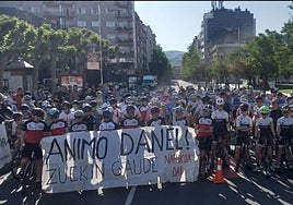 Los participantes en el campeonato de Gipuzkoa alevín mostraron una pancarta de apoyo al joven.