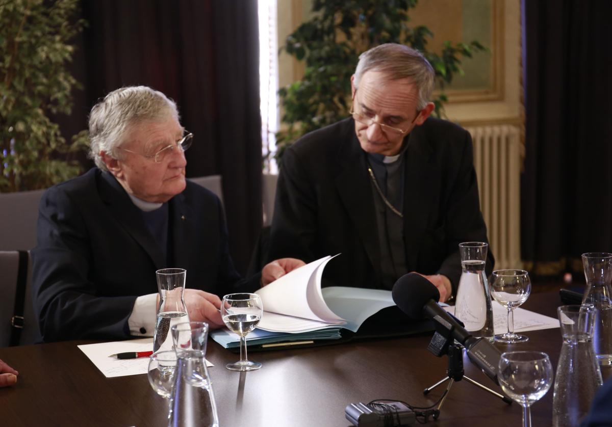 El pastor protestante Harold Good y el actual cardenal Matteo Zuppi observando los documentos de donde están los zulos con las armas de ETA.