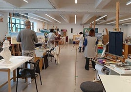 Varios miembros de Arrasate Margo Taldea pintan cuadros en la sede de la Asociación.