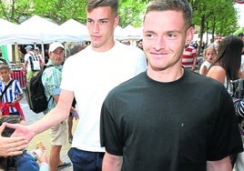 Sucic y Sergio Gómez saludan a los aficionados.