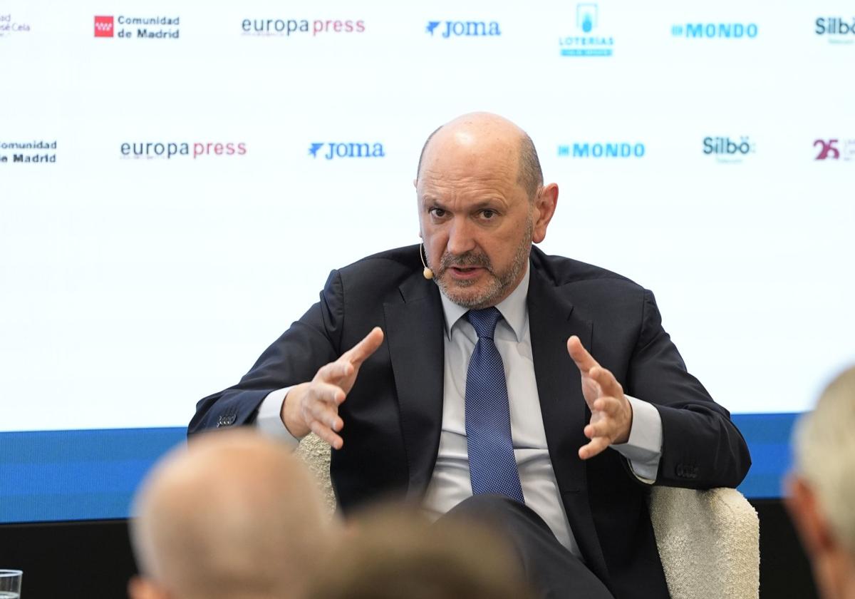 Louzán da un nuevo giro a la polémica sobre las sedes del Mundial: «Intentaremos que esté Valencia... y Vigo también»