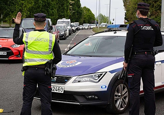 Ertzainas en un control, en una imagen de archivo.