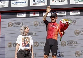 Caleb Ewan, en el podio tras ganar la etapa de Lodosa de la Itzulia.