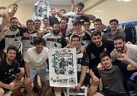 Así de contentos posaban en el vestuario del Aritzbatalde tras el partido y la victoria.