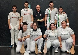 Zutik, Aizpuru, Epelde, Susperregi epailea, San Miguel eta Elejalde. Makurtuta, Balerdi, Larrarte, Aranbuuru eta Karrera.