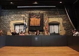 Irudian zinegotziak, azken udalbatzan aldeko botoa emanez.