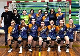 Las sénior del Bergara en el polideportivo de Hernani antes de imponerse por 23-33.