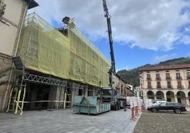 La fachada consistorial, resguardada bajo los andamios durante la actual reforma del tejado.
