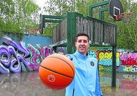 El base del Inveready Gipuzkoa Basket Mateo Díaz posa en el barrio donostiarra de Pagola.