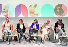 Representantes de diferentes asociaciones vascas, junto con la fiscal de menores, Mercedes Bautista (tercera por la izda.), en la jornada de ayer.