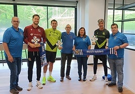 Remiro, Oyarzabal e Imanol con los cuatro miembros de Musti Taldea este miércoles en Zubieta