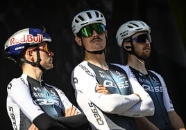 Tom Pidcock, junto a Xabier Mikel Azparren.