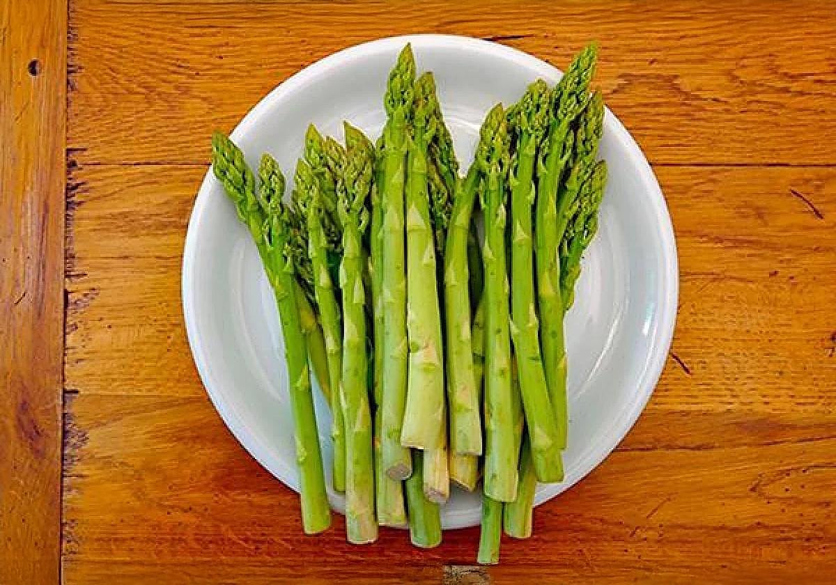 El espárrago verde es un manjar del que podemos disfrutar también en temporada