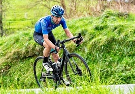 Mikel Irigoien, uno de los tres bidasotarras en carrera, porta el dorsal 1.