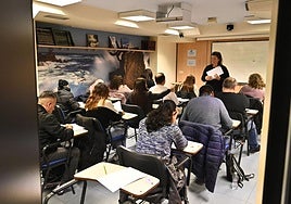 Aspirantes a la nacionalidad española durante un examen de integración.